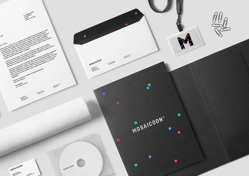 Mosaiccon é uma empresa que gerencia todo o processo de criação de conteúdo em vídeo para a internet. Eles lidam com tudo mesmo, desde o conceito e produção inicial até a distribuição e análise de performance. Foi ai que entrou o papel do ícone que você vai ver nas imagens abaixo. O M de Mosaiccon foi misturado com as cores RGB (vermelho, verde e azul) e foi criado uma conexão direta com o mundo do entretenimento.