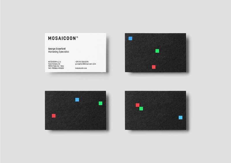 Mosaiccon é uma empresa que gerencia todo o processo de criação de conteúdo em vídeo para a internet. Eles lidam com tudo mesmo, desde o conceito e produção inicial até a distribuição e análise de performance. Foi ai que entrou o papel do ícone que você vai ver nas imagens abaixo. O M de Mosaiccon foi misturado com as cores RGB (vermelho, verde e azul) e foi criado uma conexão direta com o mundo do entretenimento.