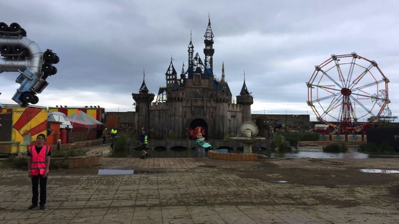 Dismaland é o nome dessa estranha versão da Disneylandia criada pelo sempre controverso Banksy. É em Weston-super-Mare que você vai encontrar esse estranho projeto artístico que vem com um castelo de conto de fadas, um garanhão gigante feito de canos de aço e inúmeras críticas a sociedade. 