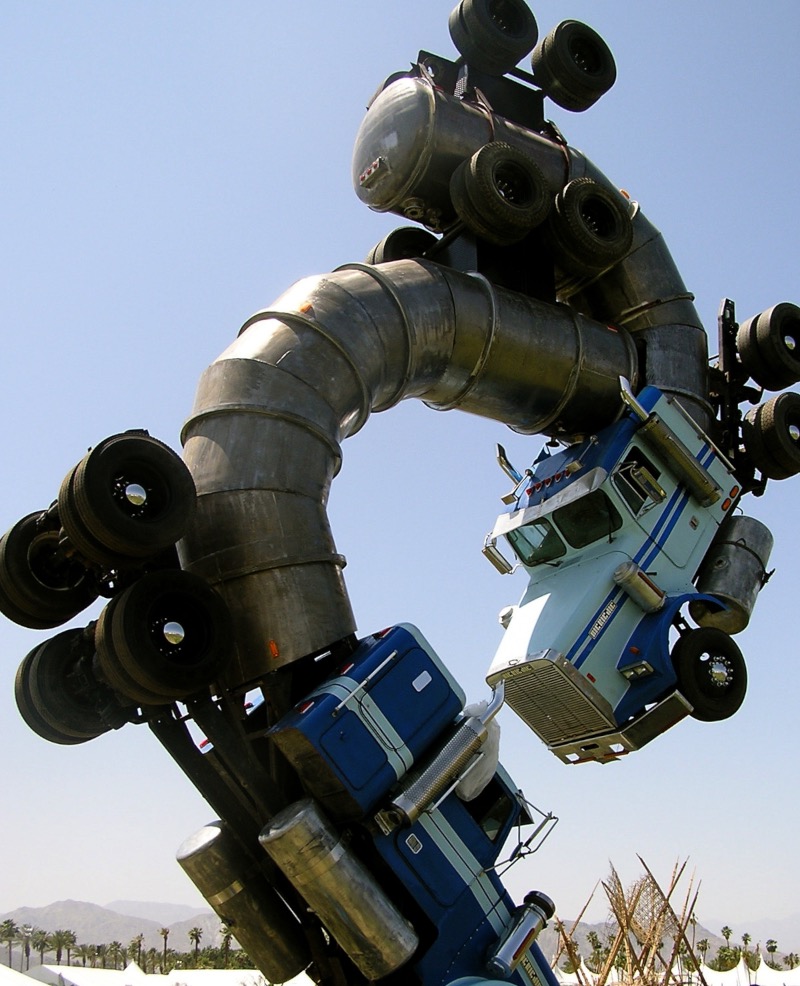Dismaland é o nome dessa estranha versão da Disneylandia criada pelo sempre controverso Banksy. É em Weston-super-Mare que você vai encontrar esse estranho projeto artístico que vem com um castelo de conto de fadas, um garanhão gigante feito de canos de aço e inúmeras críticas a sociedade. 