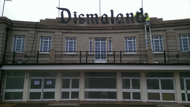 Dismaland é o nome dessa estranha versão da Disneylandia criada pelo sempre controverso Banksy. É em Weston-super-Mare que você vai encontrar esse estranho projeto artístico que vem com um castelo de conto de fadas, um garanhão gigante feito de canos de aço e inúmeras críticas a sociedade. 