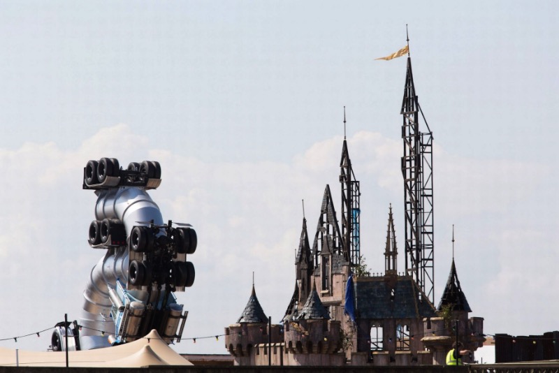 Dismaland é o nome dessa estranha versão da Disneylandia criada pelo sempre controverso Banksy. É em Weston-super-Mare que você vai encontrar esse estranho projeto artístico que vem com um castelo de conto de fadas, um garanhão gigante feito de canos de aço e inúmeras críticas a sociedade. 