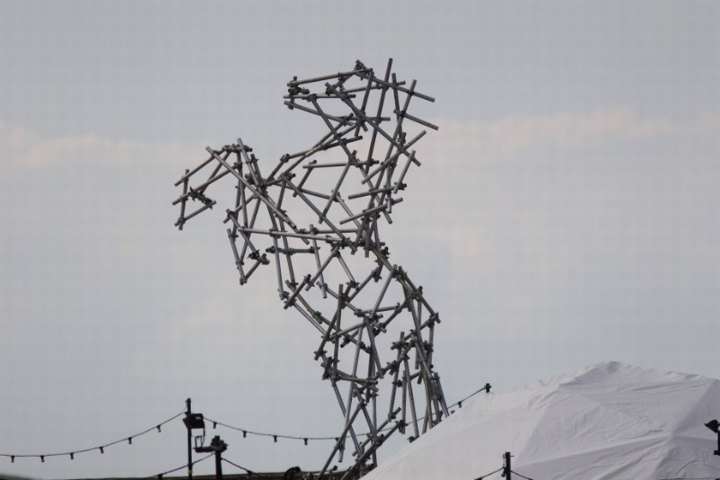 Dismaland é o nome dessa obra de arte que vai abrir ao público nesse sábado, dia 22 de agosto, e esse é o primeiro grande trabalho do Banksy no Reino Unido desde 2009. E esse show é descrito pelo artista como uma mistura de arte, diversão e anarquismo. 