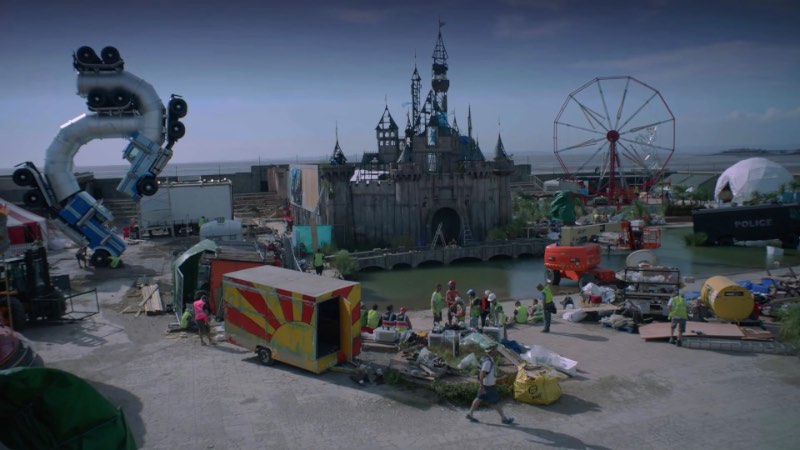 Você já viu aqui uma dezena de fotos sobre o novo projeto de arte do Banksy, o parque temático Dismaland. Mas, para deixar a experiência do parque de diversões ainda mais próximo da nossa realidade, Banksy criou essa espécie de comercial que descreve bem por que todo mundo deveria visitar o local. Além de dar um pequeno preview do que é Dismaland e as obras que podem ser vistas lá dentro.