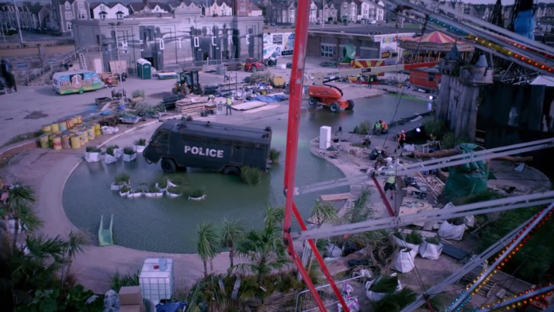 Você já viu aqui uma dezena de fotos sobre o novo projeto de arte do Banksy, o parque temático Dismaland. Mas, para deixar a experiência do parque de diversões ainda mais próximo da nossa realidade, Banksy criou essa espécie de comercial que descreve bem por que todo mundo deveria visitar o local. Além de dar um pequeno preview do que é Dismaland e as obras que podem ser vistas lá dentro.