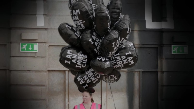 Você já viu aqui uma dezena de fotos sobre o novo projeto de arte do Banksy, o parque temático Dismaland. Mas, para deixar a experiência do parque de diversões ainda mais próximo da nossa realidade, Banksy criou essa espécie de comercial que descreve bem por que todo mundo deveria visitar o local. Além de dar um pequeno preview do que é Dismaland e as obras que podem ser vistas lá dentro.