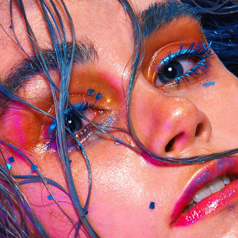 Nunca imaginei que fosse publicar um artigo aqui sobre maquiagem escultural mas foi isso que aconteceu quando me deparei com o portfolio da Holly Sillius. Ela estudou artes e se formou em Special Effects Makeup na London College of Fashion e já trabalhou com projetos que variam da música ao teatro passando pela passarelas e a televisão.   Esse termo maquiagem escultural surgiu na minha cabeça depois de ver a forma não tradicional com a qual Holly Sillius usa maquiagem para criar estranhas combinações de cores ou pequenas esculturas faciais. É estranho tentar descrever o que vi no portfólio dela mas as imagens abaixo vão facilitar tudo.