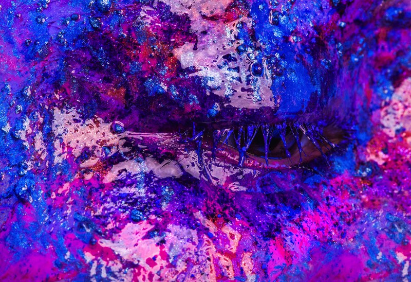 Nunca imaginei que fosse publicar um artigo aqui sobre maquiagem escultural mas foi isso que aconteceu quando me deparei com o portfolio da Holly Sillius. Ela estudou artes e se formou em Special Effects Makeup na London College of Fashion e já trabalhou com projetos que variam da música ao teatro passando pela passarelas e a televisão.   Esse termo maquiagem escultural surgiu na minha cabeça depois de ver a forma não tradicional com a qual Holly Sillius usa maquiagem para criar estranhas combinações de cores ou pequenas esculturas faciais. É estranho tentar descrever o que vi no portfólio dela mas as imagens abaixo vão facilitar tudo.