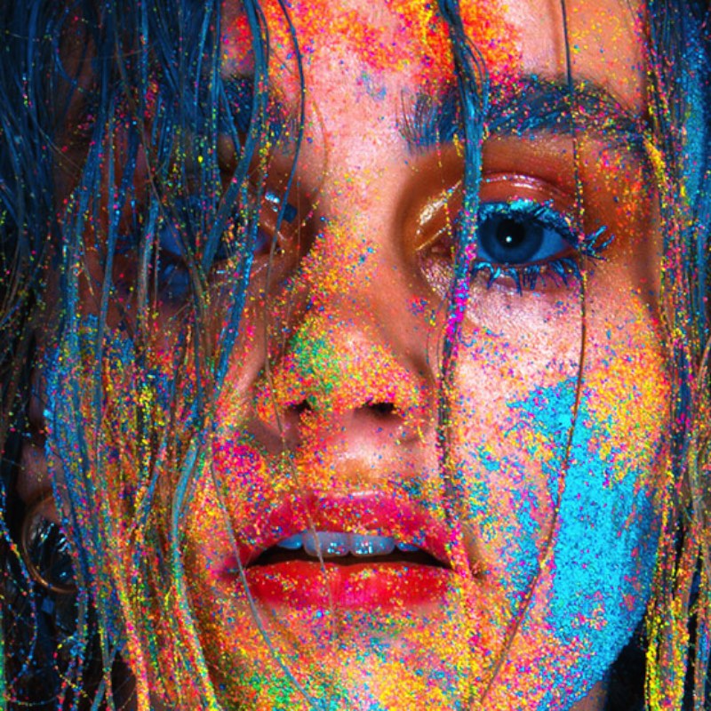 Nunca imaginei que fosse publicar um artigo aqui sobre maquiagem escultural mas foi isso que aconteceu quando me deparei com o portfolio da Holly Sillius. Ela estudou artes e se formou em Special Effects Makeup na London College of Fashion e já trabalhou com projetos que variam da música ao teatro passando pela passarelas e a televisão.   Esse termo maquiagem escultural surgiu na minha cabeça depois de ver a forma não tradicional com a qual Holly Sillius usa maquiagem para criar estranhas combinações de cores ou pequenas esculturas faciais. É estranho tentar descrever o que vi no portfólio dela mas as imagens abaixo vão facilitar tudo.