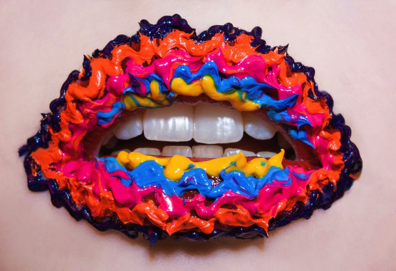 Nunca imaginei que fosse publicar um artigo aqui sobre maquiagem escultural mas foi isso que aconteceu quando me deparei com o portfolio da Holly Sillius. Ela estudou artes e se formou em Special Effects Makeup na London College of Fashion e já trabalhou com projetos que variam da música ao teatro passando pela passarelas e a televisão.   Esse termo maquiagem escultural surgiu na minha cabeça depois de ver a forma não tradicional com a qual Holly Sillius usa maquiagem para criar estranhas combinações de cores ou pequenas esculturas faciais. É estranho tentar descrever o que vi no portfólio dela mas as imagens abaixo vão facilitar tudo.