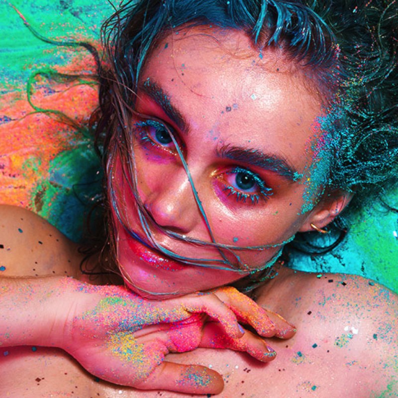 Nunca imaginei que fosse publicar um artigo aqui sobre maquiagem escultural mas foi isso que aconteceu quando me deparei com o portfolio da Holly Sillius. Ela estudou artes e se formou em Special Effects Makeup na London College of Fashion e já trabalhou com projetos que variam da música ao teatro passando pela passarelas e a televisão.   Esse termo maquiagem escultural surgiu na minha cabeça depois de ver a forma não tradicional com a qual Holly Sillius usa maquiagem para criar estranhas combinações de cores ou pequenas esculturas faciais. É estranho tentar descrever o que vi no portfólio dela mas as imagens abaixo vão facilitar tudo.