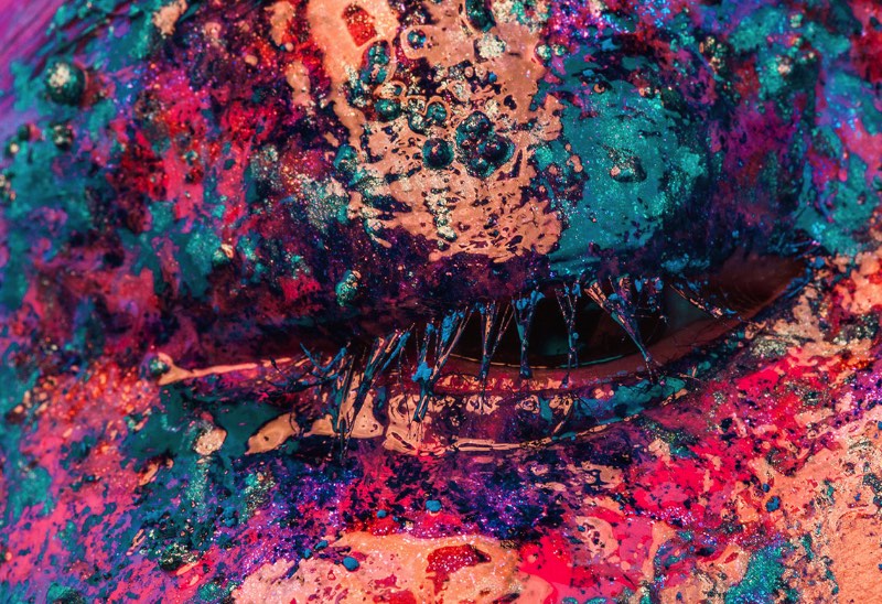 Nunca imaginei que fosse publicar um artigo aqui sobre maquiagem escultural mas foi isso que aconteceu quando me deparei com o portfolio da Holly Sillius. Ela estudou artes e se formou em Special Effects Makeup na London College of Fashion e já trabalhou com projetos que variam da música ao teatro passando pela passarelas e a televisão.   Esse termo maquiagem escultural surgiu na minha cabeça depois de ver a forma não tradicional com a qual Holly Sillius usa maquiagem para criar estranhas combinações de cores ou pequenas esculturas faciais. É estranho tentar descrever o que vi no portfólio dela mas as imagens abaixo vão facilitar tudo.