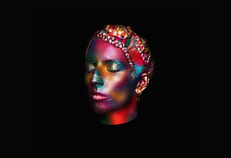 Nunca imaginei que fosse publicar um artigo aqui sobre maquiagem escultural mas foi isso que aconteceu quando me deparei com o portfolio da Holly Sillius. Ela estudou artes e se formou em Special Effects Makeup na London College of Fashion e já trabalhou com projetos que variam da música ao teatro passando pela passarelas e a televisão.   Esse termo maquiagem escultural surgiu na minha cabeça depois de ver a forma não tradicional com a qual Holly Sillius usa maquiagem para criar estranhas combinações de cores ou pequenas esculturas faciais. É estranho tentar descrever o que vi no portfólio dela mas as imagens abaixo vão facilitar tudo.