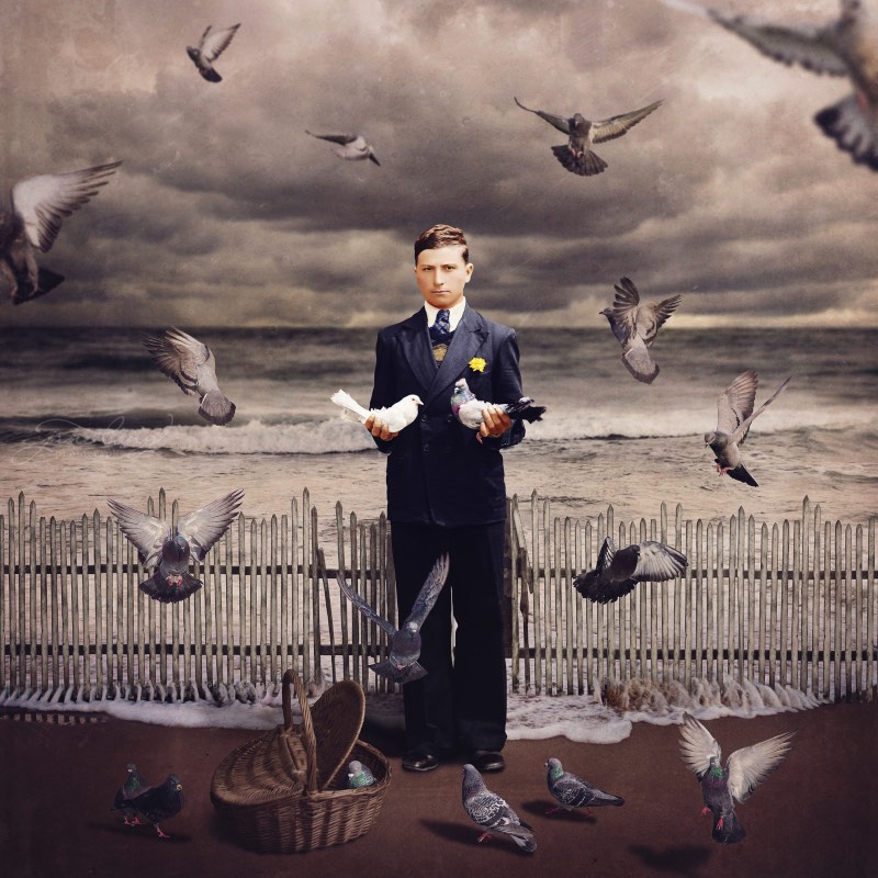 Na interseção entre antiguidade e modernidade, você vai encontrar esse peculiar projeto de Jane Long. Dancing with Costic? mistura o charme histórico das fotografias do arquivo de Costica Acsinte com um surrealismo digital. O que Jane Long é fenomenal. Essa reinterpretação de fotografias do passado através de um surrealismo digital me surpreendeu aqui. E acredito que vocês vão adorar também.