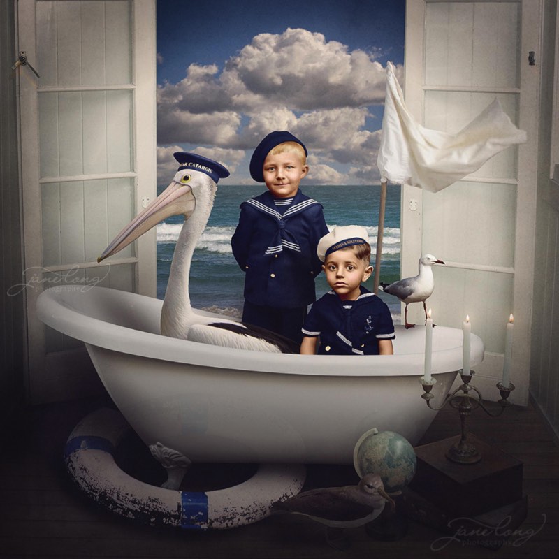 Na interseção entre antiguidade e modernidade, você vai encontrar esse peculiar projeto de Jane Long. Dancing with Costic? mistura o charme histórico das fotografias do arquivo de Costica Acsinte com um surrealismo digital. O que Jane Long é fenomenal. Essa reinterpretação de fotografias do passado através de um surrealismo digital me surpreendeu aqui. E acredito que vocês vão adorar também.