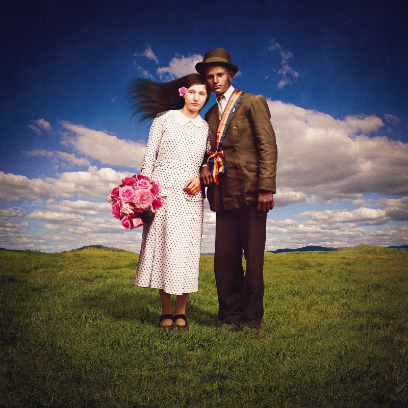 Na interseção entre antiguidade e modernidade, você vai encontrar esse peculiar projeto de Jane Long. Dancing with Costic? mistura o charme histórico das fotografias do arquivo de Costica Acsinte com um surrealismo digital. O que Jane Long é fenomenal. Essa reinterpretação de fotografias do passado através de um surrealismo digital me surpreendeu aqui. E acredito que vocês vão adorar também.