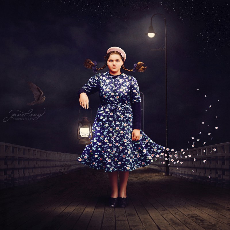 Na interseção entre antiguidade e modernidade, você vai encontrar esse peculiar projeto de Jane Long. Dancing with Costic? mistura o charme histórico das fotografias do arquivo de Costica Acsinte com um surrealismo digital. O que Jane Long é fenomenal. Essa reinterpretação de fotografias do passado através de um surrealismo digital me surpreendeu aqui. E acredito que vocês vão adorar também.