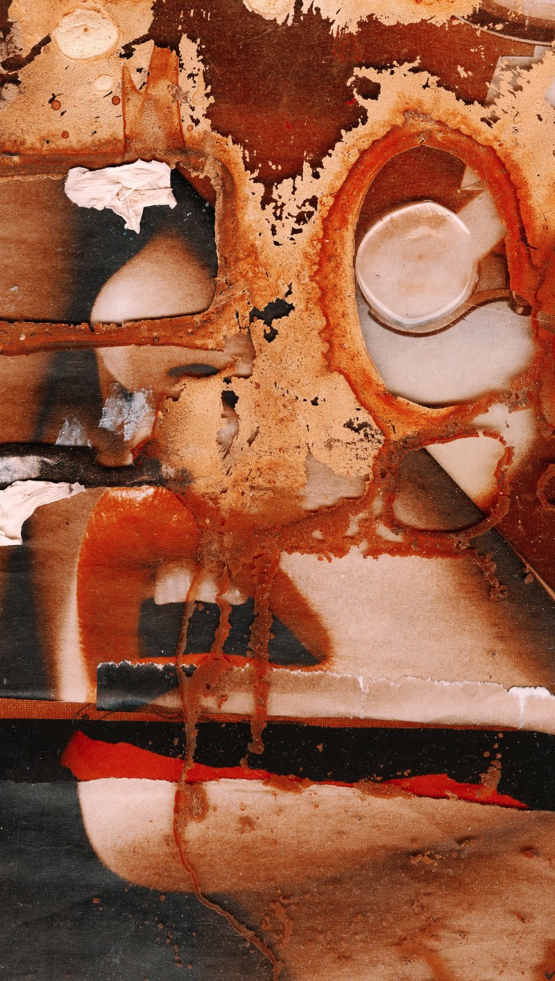 É fácil se perder nos detalhes das colagens e pinturas de John Leigh, mais conhecido online pelo seu pseudônimo Karborn. O artista baseado em Londres trabalha misturando elementos orgânicos com processos digitais e cria colagens cheias de detalhes e histórias. Nas imagens abaixo você vai ver algumas imagens selecionadas direto do seu portfólio online. Se você gostar do que vê, não se esqueça de dar uma passada na loja online dele para, quem sabe, adquirir algumas das suas belíssimas peças.