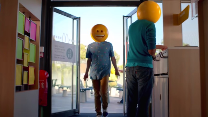 A gente já sabe que todas as marcas de hoje estão numa relação amorosa com emojis. A última marca a inserir emojis no seu material publicitário foi o McDonalds com seu video que resolvi chamar de os Emojis do McDonalds. O vídeo em si é bem simples e mal mostra o produto que deixou o McDonalds tão famoso. Aqui você vai ver uma série de personagens andando por uma cidade enquanto dezenas de emoções passam por suas cabeças em forma de diferente emojis. É isso.
