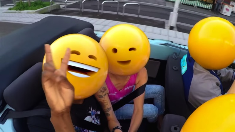 A gente já sabe que todas as marcas de hoje estão numa relação amorosa com emojis. A última marca a inserir emojis no seu material publicitário foi o McDonalds com seu video que resolvi chamar de os Emojis do McDonalds. O vídeo em si é bem simples e mal mostra o produto que deixou o McDonalds tão famoso. Aqui você vai ver uma série de personagens andando por uma cidade enquanto dezenas de emoções passam por suas cabeças em forma de diferente emojis. É isso.