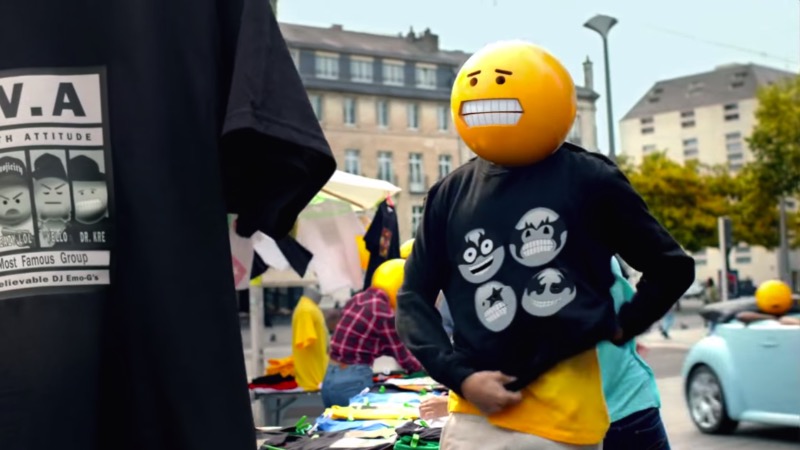 A gente já sabe que todas as marcas de hoje estão numa relação amorosa com emojis. A última marca a inserir emojis no seu material publicitário foi o McDonalds com seu video que resolvi chamar de os Emojis do McDonalds. O vídeo em si é bem simples e mal mostra o produto que deixou o McDonalds tão famoso. Aqui você vai ver uma série de personagens andando por uma cidade enquanto dezenas de emoções passam por suas cabeças em forma de diferente emojis. É isso.