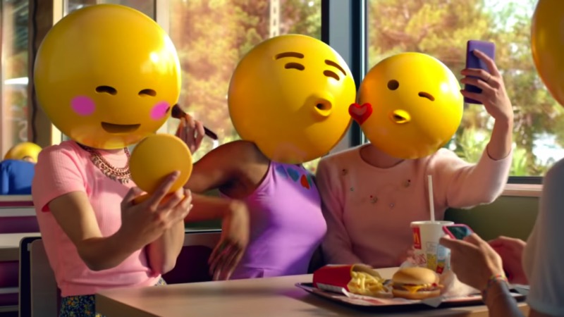 A gente já sabe que todas as marcas de hoje estão numa relação amorosa com emojis. A última marca a inserir emojis no seu material publicitário foi o McDonalds com seu video que resolvi chamar de os Emojis do McDonalds. O vídeo em si é bem simples e mal mostra o produto que deixou o McDonalds tão famoso. Aqui você vai ver uma série de personagens andando por uma cidade enquanto dezenas de emoções passam por suas cabeças em forma de diferente emojis. É isso.