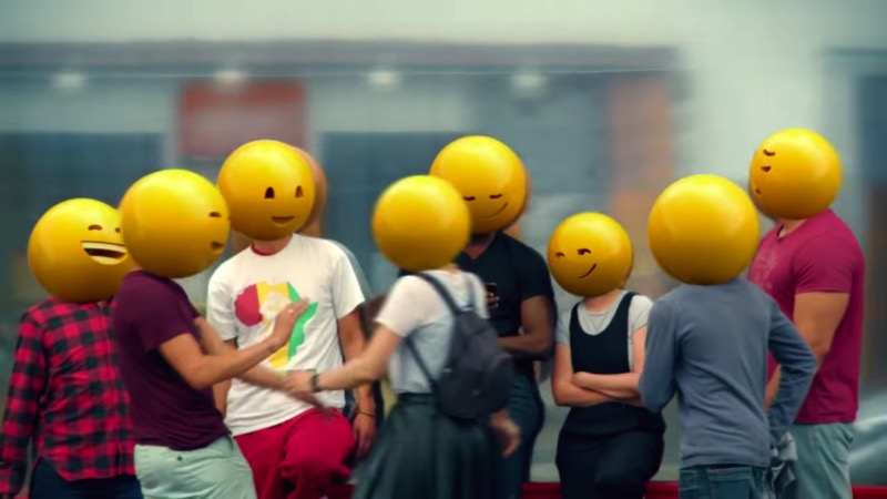 A gente já sabe que todas as marcas de hoje estão numa relação amorosa com emojis. A última marca a inserir emojis no seu material publicitário foi o McDonalds com seu video que resolvi chamar de os Emojis do McDonalds. O vídeo em si é bem simples e mal mostra o produto que deixou o McDonalds tão famoso. Aqui você vai ver uma série de personagens andando por uma cidade enquanto dezenas de emoções passam por suas cabeças em forma de diferente emojis. É isso.