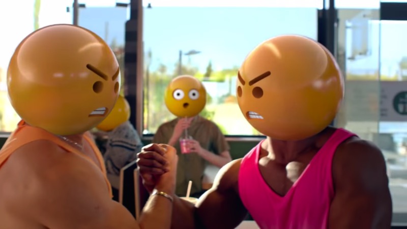 A gente já sabe que todas as marcas de hoje estão numa relação amorosa com emojis. A última marca a inserir emojis no seu material publicitário foi o McDonalds com seu video que resolvi chamar de os Emojis do McDonalds. O vídeo em si é bem simples e mal mostra o produto que deixou o McDonalds tão famoso. Aqui você vai ver uma série de personagens andando por uma cidade enquanto dezenas de emoções passam por suas cabeças em forma de diferente emojis. É isso.