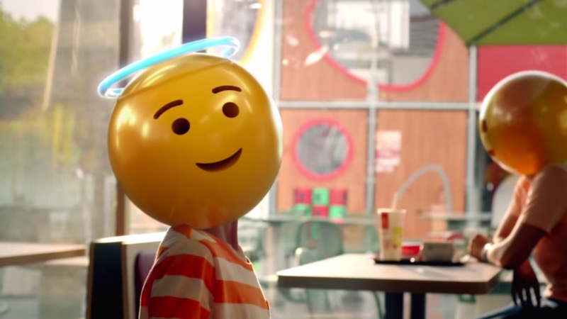A gente já sabe que todas as marcas de hoje estão numa relação amorosa com emojis. A última marca a inserir emojis no seu material publicitário foi o McDonalds com seu video que resolvi chamar de os Emojis do McDonalds. O vídeo em si é bem simples e mal mostra o produto que deixou o McDonalds tão famoso. Aqui você vai ver uma série de personagens andando por uma cidade enquanto dezenas de emoções passam por suas cabeças em forma de diferente emojis. É isso.
