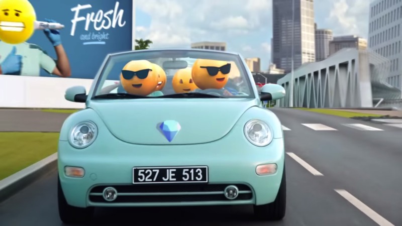 A gente já sabe que todas as marcas de hoje estão numa relação amorosa com emojis. A última marca a inserir emojis no seu material publicitário foi o McDonalds com seu video que resolvi chamar de os Emojis do McDonalds. O vídeo em si é bem simples e mal mostra o produto que deixou o McDonalds tão famoso. Aqui você vai ver uma série de personagens andando por uma cidade enquanto dezenas de emoções passam por suas cabeças em forma de diferente emojis. É isso.