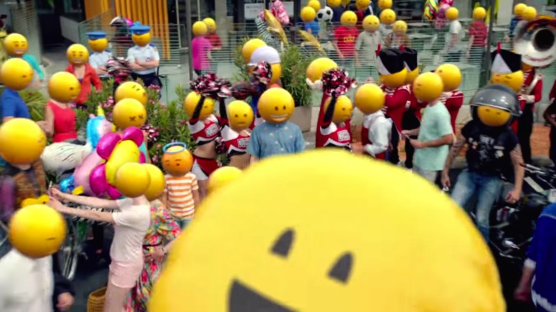 A gente já sabe que todas as marcas de hoje estão numa relação amorosa com emojis. A última marca a inserir emojis no seu material publicitário foi o McDonalds com seu video que resolvi chamar de os Emojis do McDonalds. O vídeo em si é bem simples e mal mostra o produto que deixou o McDonalds tão famoso. Aqui você vai ver uma série de personagens andando por uma cidade enquanto dezenas de emoções passam por suas cabeças em forma de diferente emojis. É isso.