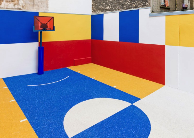 Pigalle Duperré é o resultado da colaboração entre a marca de moda francesa Pigalle e o Ill-Studio. Juntos, eles criaram a quadra de basquete mais colorida que Paris já viu. O nome Pigalle Duperré vem da localização da quadra de basquete. Como ela fica na rua Duperré, ficou fácil usar essa referência ao nomear o lugar. 