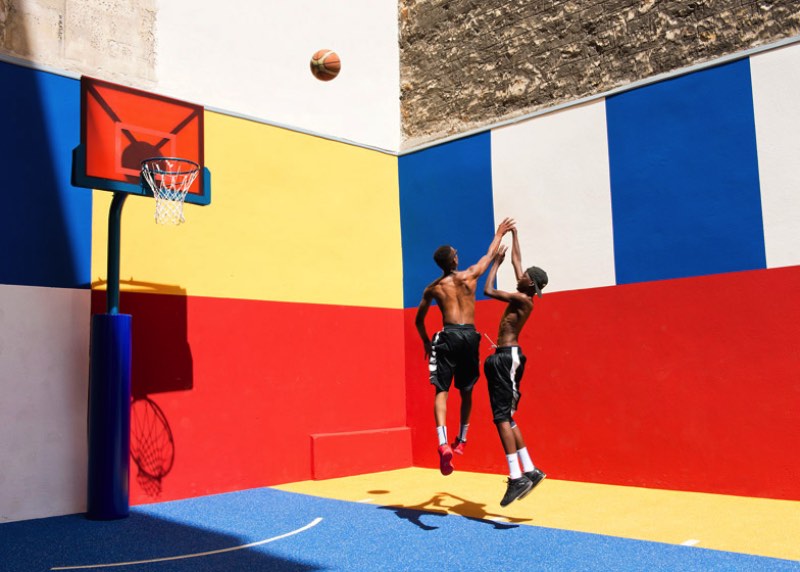 Pigalle Duperré é o resultado da colaboração entre a marca de moda francesa Pigalle e o Ill-Studio. Juntos, eles criaram a quadra de basquete mais colorida que Paris já viu. O nome Pigalle Duperré vem da localização da quadra de basquete. Como ela fica na rua Duperré, ficou fácil usar essa referência ao nomear o lugar. 
