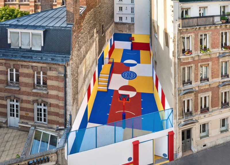 Pigalle Duperré é o resultado da colaboração entre a marca de moda francesa Pigalle e o Ill-Studio. Juntos, eles criaram a quadra de basquete mais colorida que Paris já viu. O nome Pigalle Duperré vem da localização da quadra de basquete. Como ela fica na rua Duperré, ficou fácil usar essa referência ao nomear o lugar. 