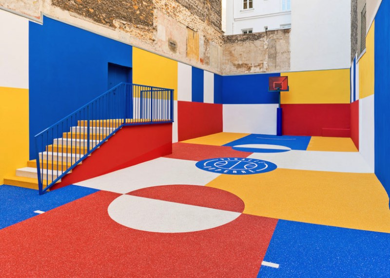 A relação da Pigalle com o local começou em 2009 quando o fundador da marca, Stephane Ashpool, se juntou a Nike para fazer a primeira renovação do local. Ano passado, eles resolveram fazer isso tudo de novo e aproveitaram para deixar o local ainda mais colorido para ser usado como fundo nas fotos da Pigalle Basketball Spring Summer 2015.