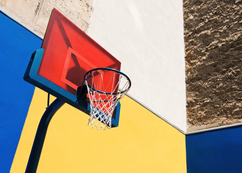 A relação da Pigalle com o local começou em 2009 quando o fundador da marca, Stephane Ashpool, se juntou a Nike para fazer a primeira renovação do local. Ano passado, eles resolveram fazer isso tudo de novo e aproveitaram para deixar o local ainda mais colorido para ser usado como fundo nas fotos da Pigalle Basketball Spring Summer 2015.