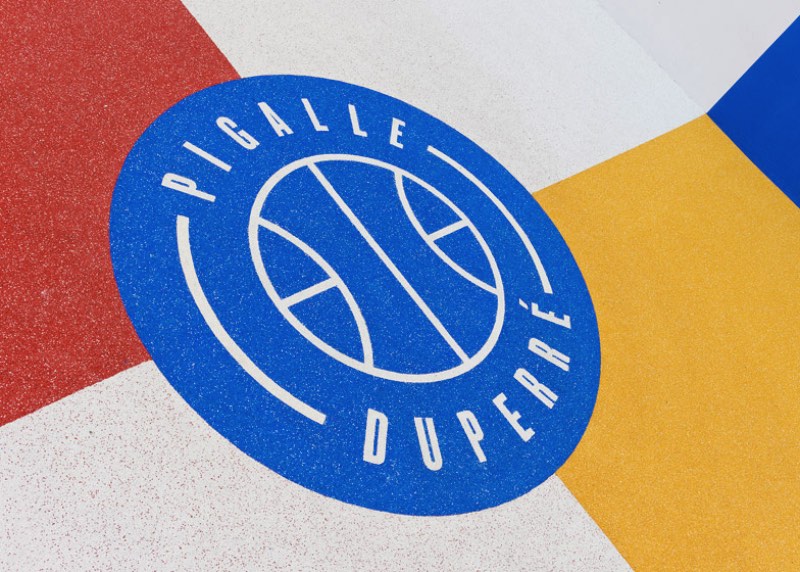 A relação da Pigalle com o local começou em 2009 quando o fundador da marca, Stephane Ashpool, se juntou a Nike para fazer a primeira renovação do local. Ano passado, eles resolveram fazer isso tudo de novo e aproveitaram para deixar o local ainda mais colorido para ser usado como fundo nas fotos da Pigalle Basketball Spring Summer 2015.