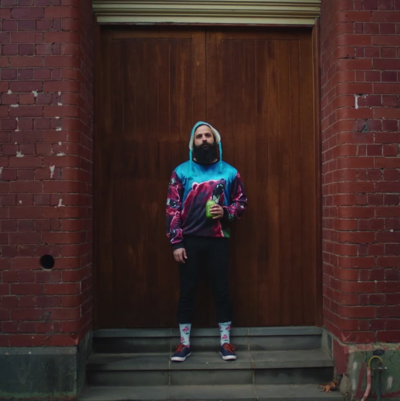 Há alguns anos, uma moda de barbas dominou o planeta e, creio que, muitos de vocês lendo esse artigo possam ser barbudos. E, pensando nisso que o vídeo abaixo foi criado. The Hipstervention conta a história de um rapaz que, seguindo o que seus amigos faziam, acabou se tornando um cara estranho, com gostos especialmente peculiares e que ele chamava de irônicos.