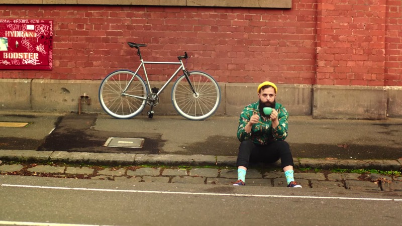 Há alguns anos, uma moda de barbas dominou o planeta e, creio que, muitos de vocês lendo esse artigo possam ser barbudos. E, pensando nisso que o vídeo abaixo foi criado. The Hipstervention conta a história de um rapaz que, seguindo o que seus amigos faziam, acabou se tornando um cara estranho, com gostos especialmente peculiares e que ele chamava de irônicos.