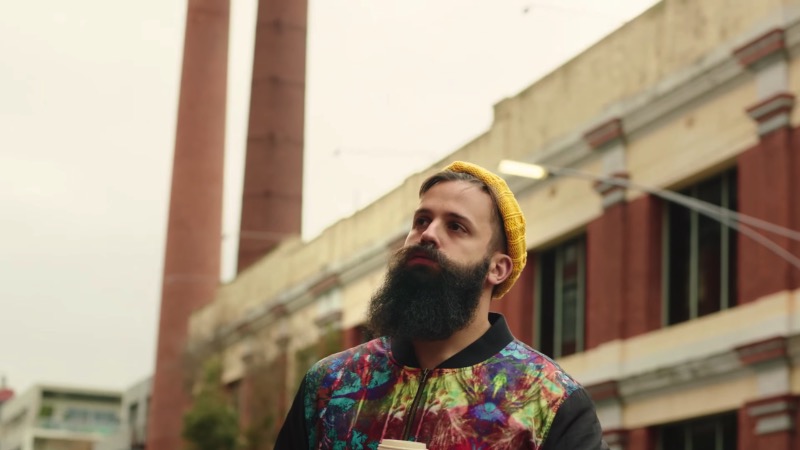 Há alguns anos, uma moda de barbas dominou o planeta e, creio que, muitos de vocês lendo esse artigo possam ser barbudos. E, pensando nisso que o vídeo abaixo foi criado. The Hipstervention conta a história de um rapaz que, seguindo o que seus amigos faziam, acabou se tornando um cara estranho, com gostos especialmente peculiares e que ele chamava de irônicos.