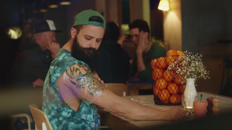 Há alguns anos, uma moda de barbas dominou o planeta e, creio que, muitos de vocês lendo esse artigo possam ser barbudos. E, pensando nisso que o vídeo abaixo foi criado. The Hipstervention conta a história de um rapaz que, seguindo o que seus amigos faziam, acabou se tornando um cara estranho, com gostos especialmente peculiares e que ele chamava de irônicos.