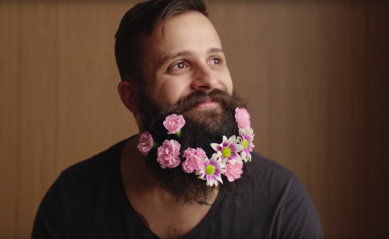 Há alguns anos, uma moda de barbas dominou o planeta e, creio que, muitos de vocês lendo esse artigo possam ser barbudos. E, pensando nisso que o vídeo abaixo foi criado. The Hipstervention conta a história de um rapaz que, seguindo o que seus amigos faziam, acabou se tornando um cara estranho, com gostos especialmente peculiares e que ele chamava de irônicos.