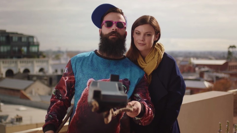 Há alguns anos, uma moda de barbas dominou o planeta e, creio que, muitos de vocês lendo esse artigo possam ser barbudos. E, pensando nisso que o vídeo abaixo foi criado. The Hipstervention conta a história de um rapaz que, seguindo o que seus amigos faziam, acabou se tornando um cara estranho, com gostos especialmente peculiares e que ele chamava de irônicos.