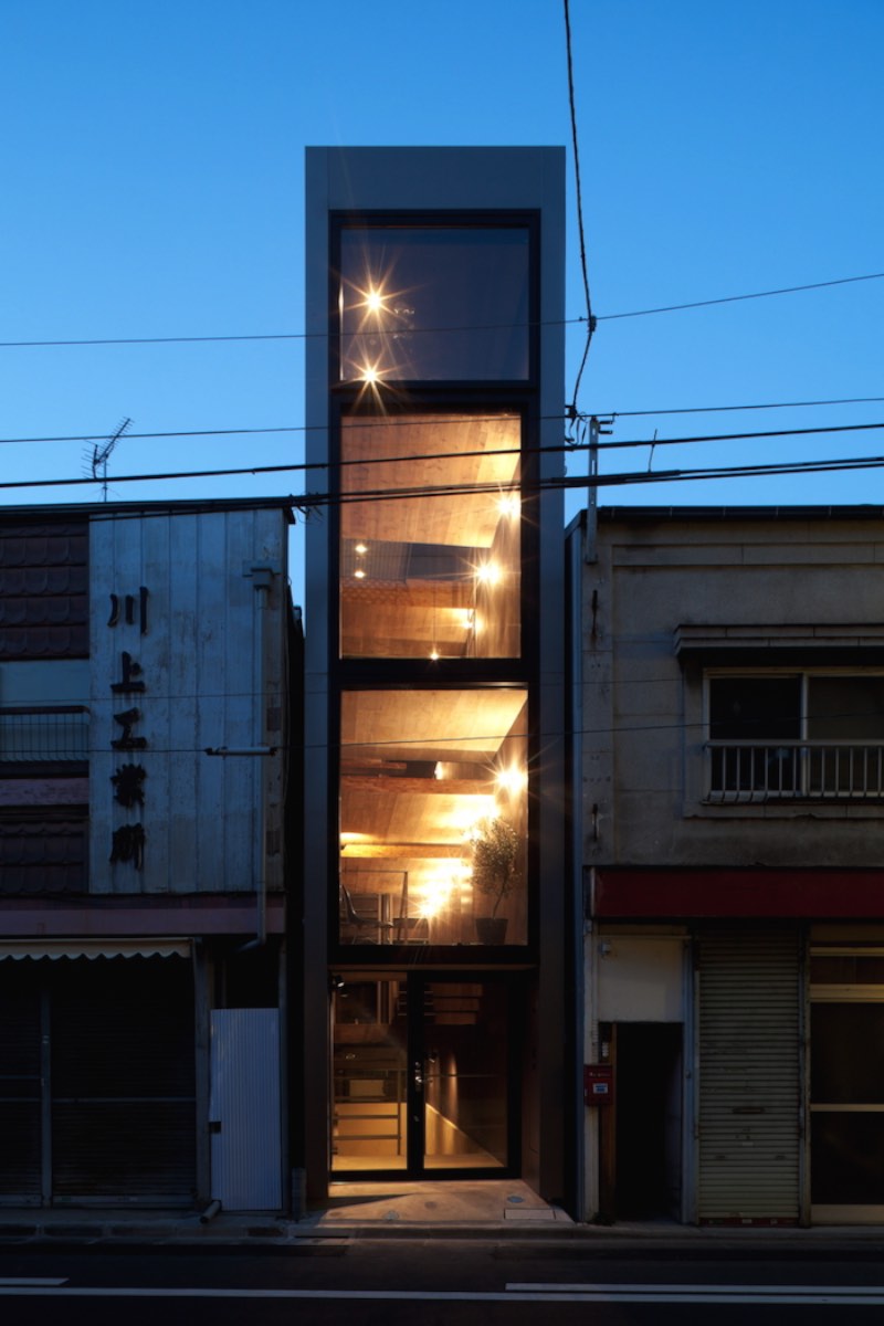 YUUA é o nome dessa casa minimalista em Toshima, no Japão. O minimalismo existe aqui por que o terreno onde a casa foi construída não tem mais do que 2 metros de largura. 