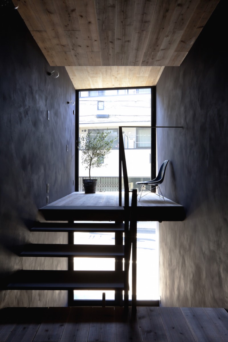 YUUA é o nome dessa casa minimalista em Toshima, no Japão. O minimalismo existe aqui por que o terreno onde a casa foi construída não tem mais do que 2 metros de largura. 