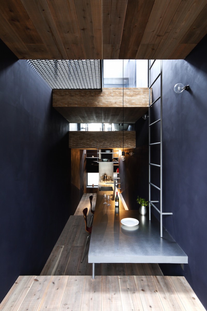 YUUA é o nome dessa casa minimalista em Toshima, no Japão. O minimalismo existe aqui por que o terreno onde a casa foi construída não tem mais do que 2 metros de largura. 
