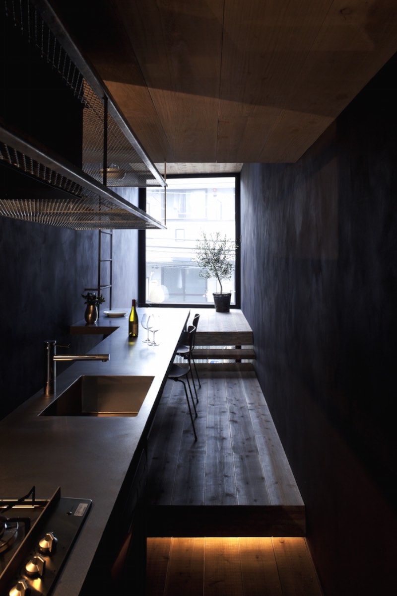 YUUA é o nome dessa casa minimalista em Toshima, no Japão. O minimalismo existe aqui por que o terreno onde a casa foi construída não tem mais do que 2 metros de largura. 