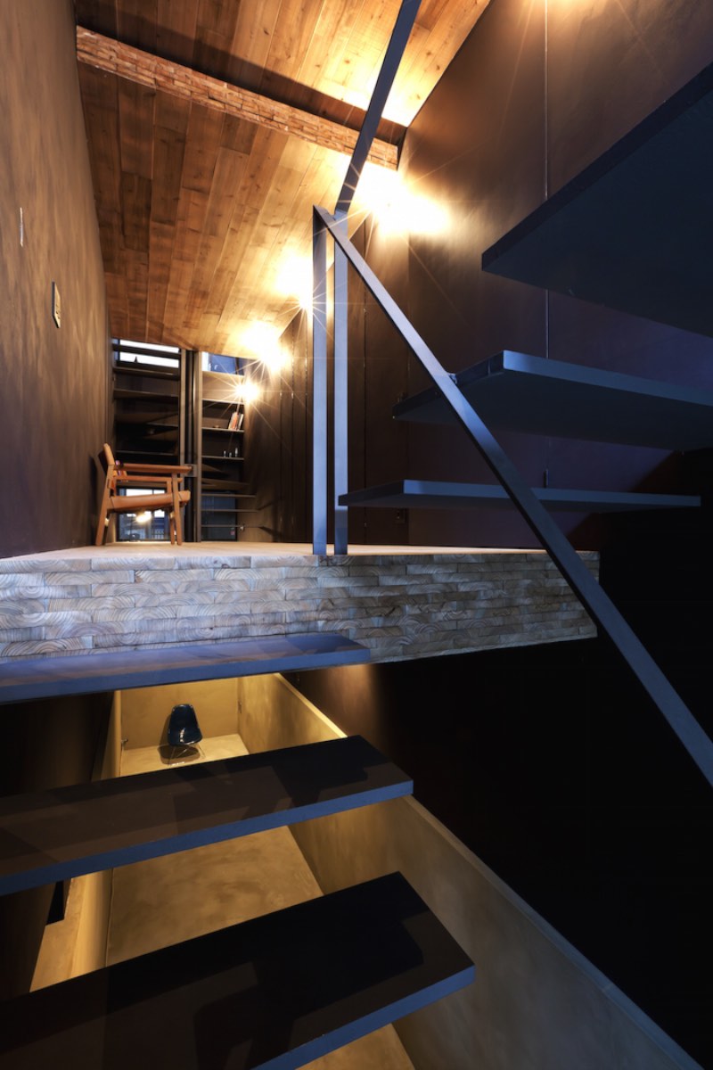 YUUA é o nome dessa casa minimalista em Toshima, no Japão. O minimalismo existe aqui por que o terreno onde a casa foi construída não tem mais do que 2 metros de largura. 