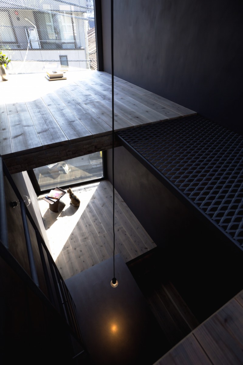 YUUA é o nome dessa casa minimalista em Toshima, no Japão. O minimalismo existe aqui por que o terreno onde a casa foi construída não tem mais do que 2 metros de largura. 