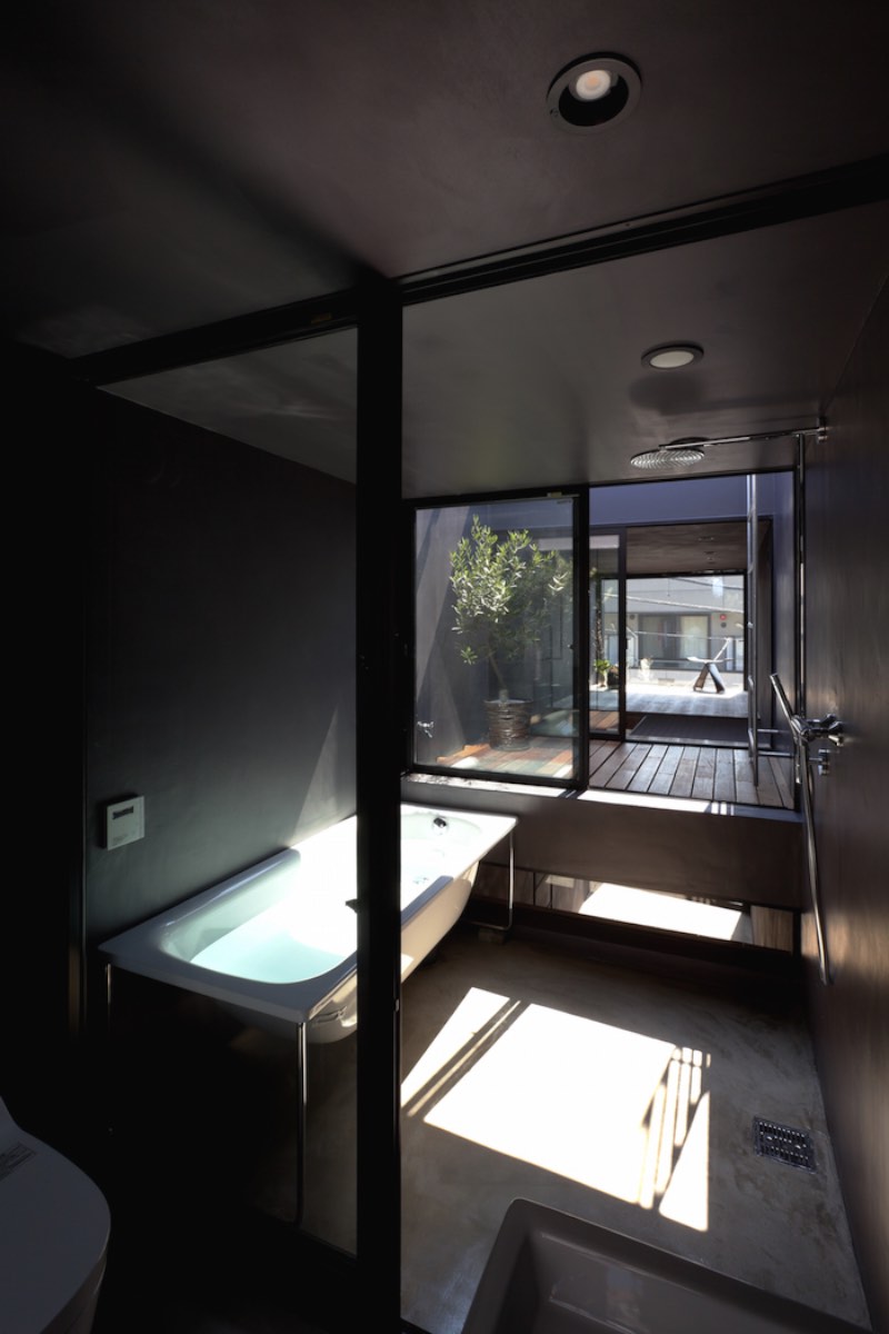 YUUA é o nome dessa casa minimalista em Toshima, no Japão. O minimalismo existe aqui por que o terreno onde a casa foi construída não tem mais do que 2 metros de largura. 